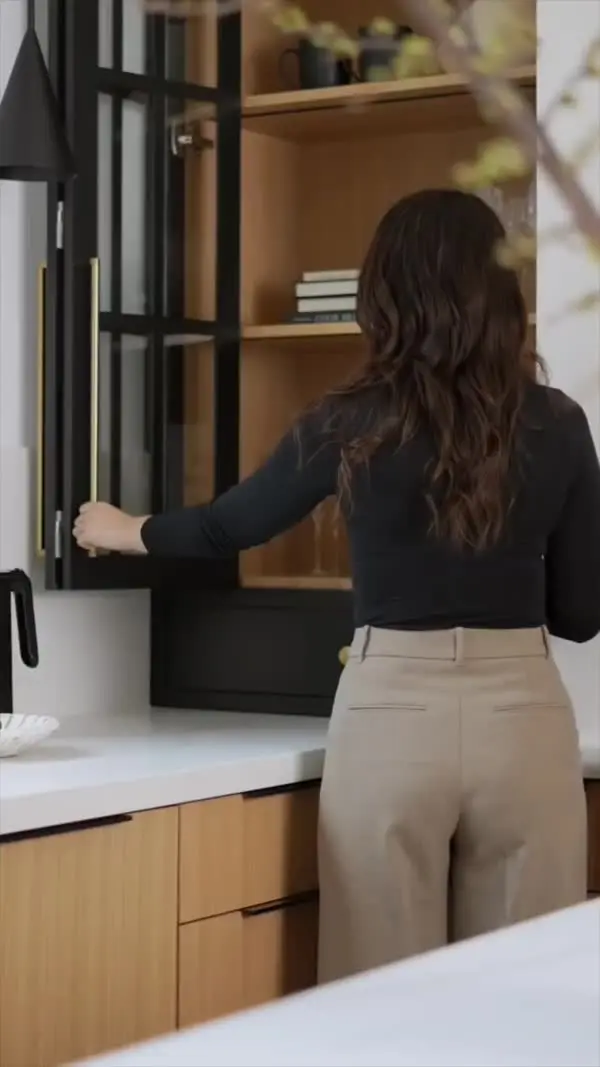 Kitchen with range hood video by Heirlooms Custom Cabinetry